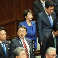 衆院が解散され、前を見つめる高市早苗首相（中央）＝国会内で2026年1月23日午後1時4分、和田大典撮影