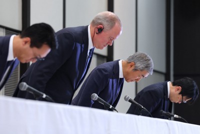 記者会見で頭を下げるプルデンシャル生命保険の間原寛社長(左から3人目)。同2人目はプルデンシャル・ホールディング・オブ・ジャパンのブラッドフォード・オー・ハーン社長＝東京都港区で2026年1月23日午後3時4分、猪飼健史撮影