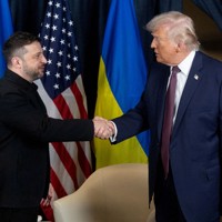 トランプ米大統領（右）と会談するウクライナのゼレンスキー大統領＝スイス東部ダボスで2026年1月22日、ウクライナ大統領府提供・ロイター