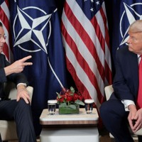 スイス東部ダボスで会談するトランプ米大統領（右）と北大西洋条約機構（NATO）のルッテ事務総長＝2026年1月21日、ロイター
