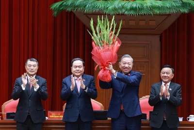 ベトナム共産党の党大会で書記長に再任されたトー・ラム氏（右から2人目）＝ハノイで2026年1月23日、AP