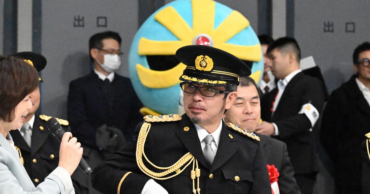 奥田民生さん、地元広島で1日音楽隊長に　県警の年頭部隊視閲式