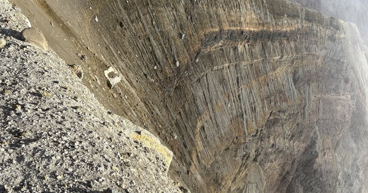 熊本ヘリ墜落、県警が大破の機体画像などを公開　搭乗者の安否は不明