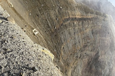 熊本ヘリ大破、県警が機体画像などを公開　搭乗者の安否は不明