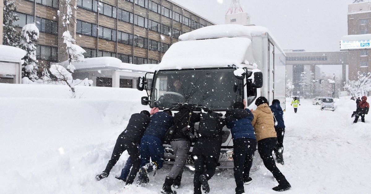 青森市で積雪128センチ　住宅街に雪の壁、国道でトラック立ち往生