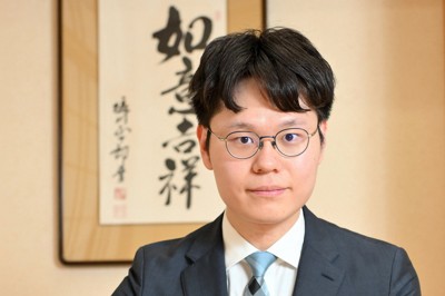 最優秀棋士賞に選ばれた余正麒九段＝大阪市中央区で2024年4月26日、川平愛撮影
