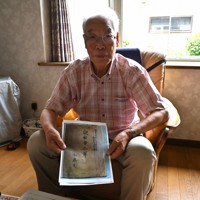 引き揚げ船「千歳丸」の乗船名簿を手にする高塚正勝さん＝北海道旭川市で2025年6月22日午前10時11分、森原彩子撮影