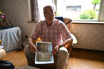 引き揚げ船「千歳丸」の乗船名簿を手にする高塚正勝さん＝北海道旭川市で2025年6月22日午前10時11分、森原彩子撮影