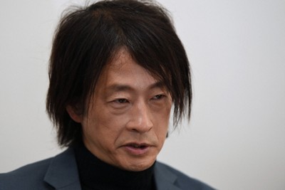 インタビューに答える鈴木エイトさん＝東京都千代田区で2026年1月9日、宮本明登撮影