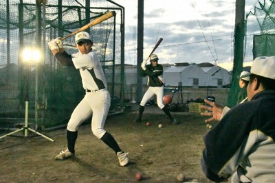 簡易照明の中でティー打撃をする高知農の選手たち。奥のビニールハウスでは生徒たちが野菜を栽培している＝高知県南国市で2025年12月19日、石川裕士撮影