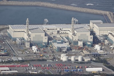 The No. 7 reactor, left, and No. 6 reactor at TEPCO's Kashiwazaki-Kariwa Nuclear Power Station is seen from the Mainichi Shimbun's Kibo aircraft, in the city of Kashiwazaki and village of Kariwa in Niigata Prefecture on Nov. 7, 2025. (Mainichi)