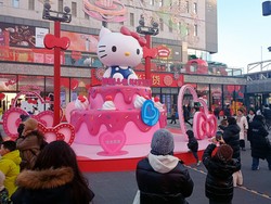 北京市の繁華街・西単で人目を引く巨大な「ハローキティ」＝2026年1月10日、河津啓介撮影