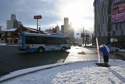 街頭に立って通勤の車にあいさつする立候補予定者＝鳥取県米子市で2026年1月23日午前8時25分、山田泰正撮影