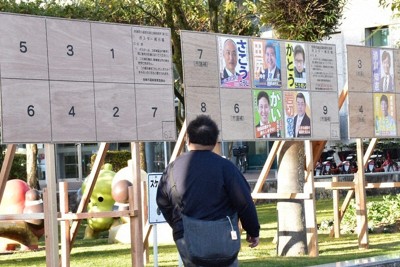宮崎市長選、市議補選の横に急きょ立てられた衆院選のポスター掲示板＝宮崎市役所前で2026年1月21日午前8時24分、塩月由香撮影