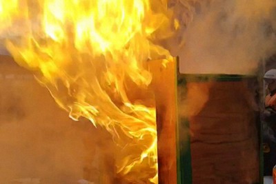 バックドラフト現象の実験の様子＝京都市消防局提供