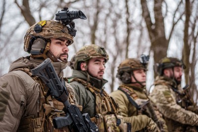 前線に派遣されたウクライナ軍の兵士ら＝ウクライナ東部ドネツク州で22日、ロイター