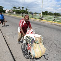 コロンビアとベネズエラを結ぶ国境の橋。コロンビア側で買い物をして帰るベネズエラ人が多くいた＝コロンビア北部ククタで2026年1月18日、松井聡撮影