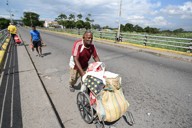 コロンビアとベネズエラを結ぶ国境の橋。コロンビア側で買い物をして帰るベネズエラ人が多くいた＝コロンビア北部ククタで2026年1月18日、松井聡撮影
