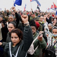 米国のベネズエラでの軍事作戦に抗議する市民＝キューバ・ハバナで2026年1月16日、ロイター