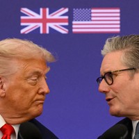 ロンドン郊外で記者会見するトランプ米大統領（左）とスターマー英首相＝2025年9月18日（ロイター＝共同）