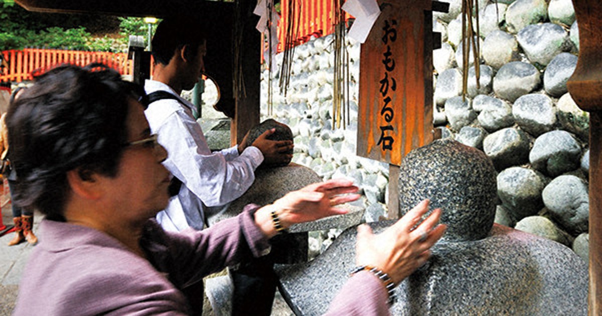 藤井王将と永瀬九段、願いの重さは?　伏見稲荷大社の「おもかる石」