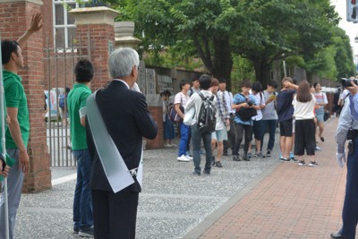 選挙権年齢が18歳に引き下げられて初の国政選挙となった2016年の参院選では、出身大学の正門近くで街頭演説する候補者もいた＝東京都内で2016年6月24日午前10時41分、円谷美晶撮影（画像を一部加工しています）