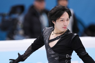 男子SPで演技する三浦佳生＝中国・北京の国家体育館で2026年1月24日、吉田航太撮影