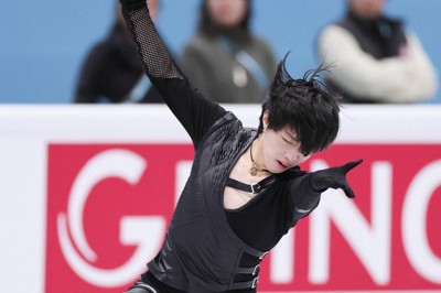 男子SPで演技する三浦佳生＝中国・北京の国家体育館で2026年1月24日、吉田航太撮影