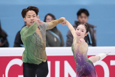 ペアフリーで演技する長岡柚奈、森口澄士組＝中国・北京の国家体育館で2026年1月24日、吉田航太撮影