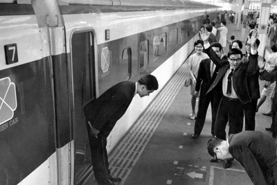 発車前のホームで、見送りにきた人々にあいさつする転勤者。ライフスタイルの変化に合わせて転勤制度の改革が求められている＝東京駅で1969年5月、毎日新聞社