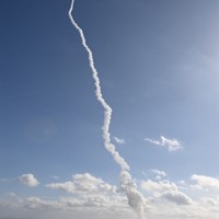 仕切り直しでJAXAの種子島宇宙センターから発射されたH3ロケット8号機の航跡＝鹿児島県南種子町で2025年12月22日午前10時52分、本社ヘリから上入来尚撮影