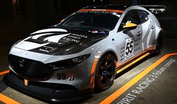 マツダが排ガスからの二酸化炭素（CO2）回収装置を搭載し、耐久レースに参戦した「マツダ3」＝千葉市の幕張メッセで2026年1月9日、川口雅浩撮影