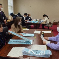 「七つ道具」の点検作業をする府選管の職員ら＝京都市上京区で2026年1月24日午後2時6分、大東祐紀撮影
