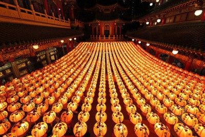 明かりに包まれる三鳳宮＝尾籠章裕撮影