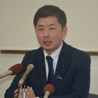 衆院選で福井2区から出馬を決めていた福井県議の山本建氏が一転、出馬辞退を決め、経緯を説明した＝福井県鯖江市で2026年1月24日午後2時27分、萱原健一撮影
