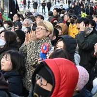 大阪市長選が告示され、候補者の第一声に駆けつけた市民ら＝大阪市中央区で2026年1月25日午前10時4分、大西岳彦撮影