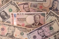 日本円紙幣と米ドル紙幣
