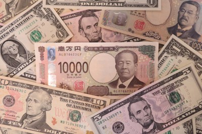 日本円紙幣と米ドル紙幣