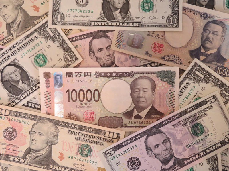 日本円紙幣と米ドル紙幣