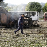 3日、ベネズエラの首都カラカスの軍基地で破壊された兵器（ロイター＝共同）