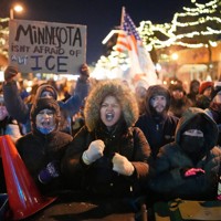 米市民男性の殺害に抗議する人々＝米中西部ミネアポリスで2026年1月24日、AP