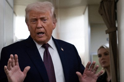 トランプ米大統領＝米大統領専用機内で2026年1月22日、ロイター