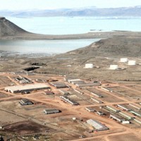 グリーンランド北西部のチューレ米空軍基地（現ビドフィク宇宙軍基地）＝2009年7月（共同）