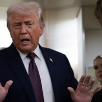 トランプ米大統領＝大統領専用機エアフォースワン機内で22日、ロイター