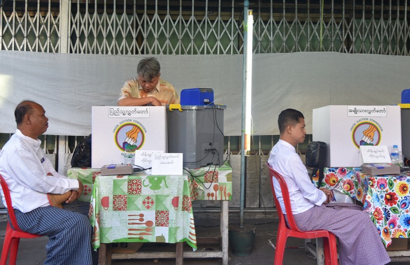 ミャンマ－総選挙、国軍系政党が単独過半数獲得の見通し | 毎日新聞