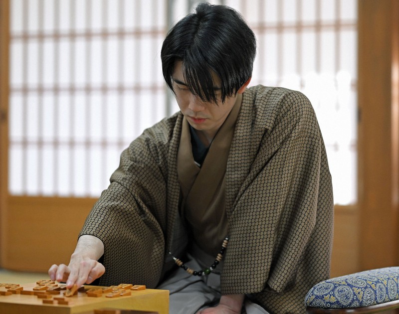 藤井聡太王将が「玉の顔面受け」で昼食休憩へ 王将戦第2局 | 毎日新聞