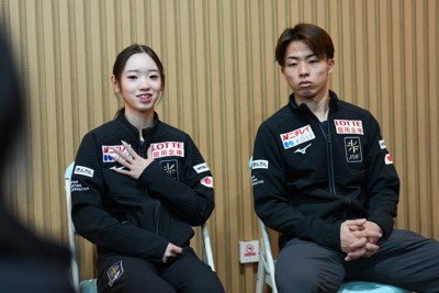 日本勢2組目の表彰台となったペアフリーから一夜明け、思いを語る長岡柚奈、森口澄士組＝中国・北京の国家体育館で2026年1月25日、吉田航太撮影