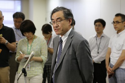 原子力規制委員に決まり、記者の質問に答える石渡明・東北大教授（当時）＝東京都港区で2014年6月13日、長谷川直亮撮影