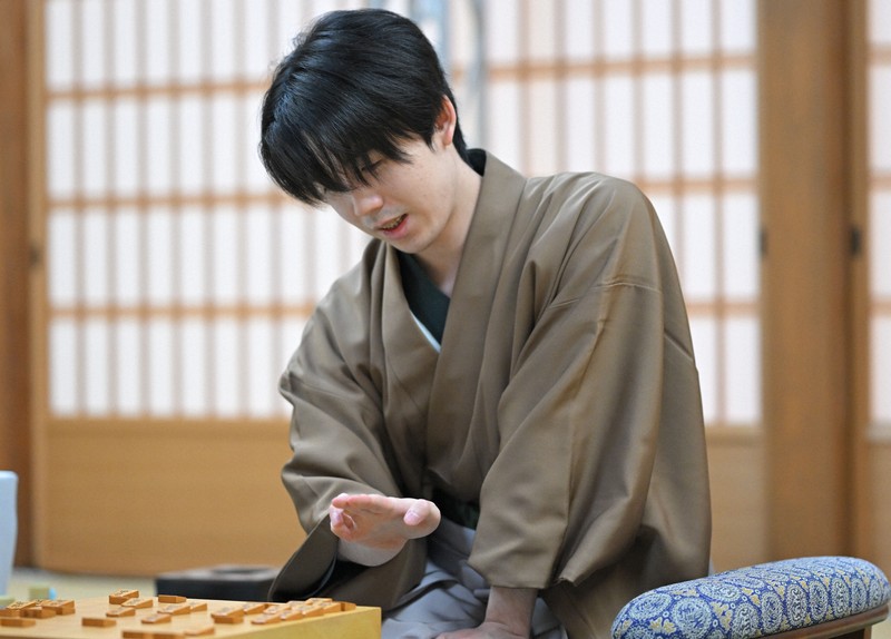 藤井聡太王将、永瀬拓矢九段に角換わり戦制しタイに 王将戦第2局