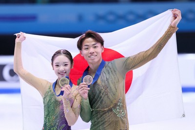 3位となり、メダルを手に笑顔を見せる長岡柚奈、森口澄士組＝中国・北京の国家体育館で2026年1月24日、吉田航太撮影